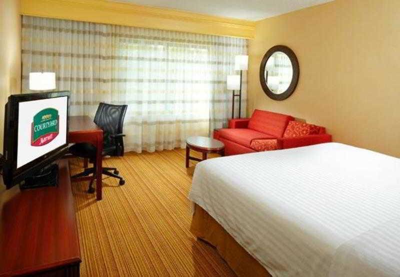 Courtyard By Marriott Cleveland Willoughby Otel Oda fotoğraf